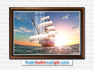 Mẫu tranh thuận buồm xuôi gió đẹp với hình ảnh thuyền buồm và mặt trời