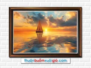 Bức tranh đẹp hình ảnh thuyền buồm trên biển với ánh mặt trời vàng rực rỡ