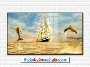 Bức tranh thuận buồm xuôi gió đẹp với hình ảnh thuyền buồm và đôi cá heo